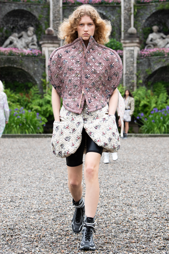 Discover Louis Vuitton's Cruise 2024 fashion show at Isola Bella - The  Blonde Salad
